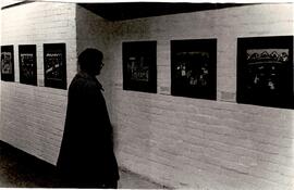 Impresión en blanco y negro sobre papel, interior exposición de arpilleras.