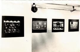 Impresión en blanco y negro sobre papel, interior exposición de arpilleras.