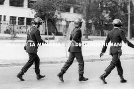 TRES CARABINEROS prestos, calle de santaigo, protesta nacional, 10 de mayo.