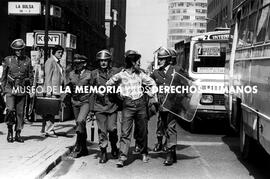 JOVEN, calle bandera, Centro de Santiago.