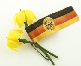Flores plásticas amarillas con la bandera de Alemania oriental