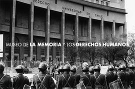 Carabineros con deseos de entrar a la Escuela de Derecho, Universidad de Chile, 14 de junio 1983.