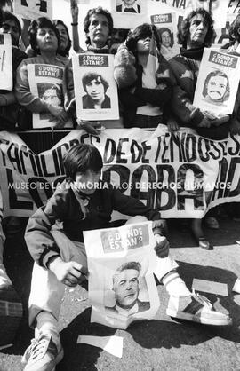 Relatives of Disappeare, May Day, Santiago 88 -5