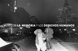 PROTEGIÉNDOSE la cabeza, Santiago, 6 de octubre 1983.