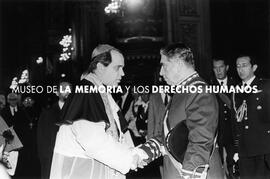 PINOCHET ¿ES SALUDADO O LE ESTÁ LLAMANDO LA ATENCIÓN AL OBISPO?, Catedral de Santiago, Tedeum, 18...