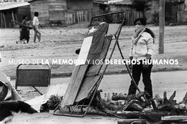 MUJER DEFIENDE, en barricada su población, protesta nacional, Santiago.