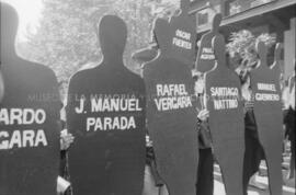 Manifestación con letreros de figuras humanas