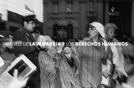 LA SEÑORA Y EL CARABINERO, manifestación Plaza de Armas de Santiago.