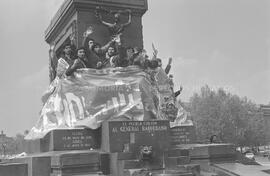 Grupo de la FECH encadenado al monumento a Manuel Baquedano