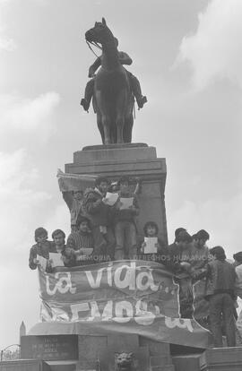 Protesta en el Monumento de Manuel Baquedano