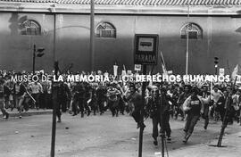 Carabineros y partidarios de la dictadura corren juntos a confrontar a manifestantes de la oposic...