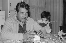 Hombre en casa