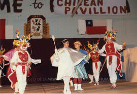 Niñas y niños bailando