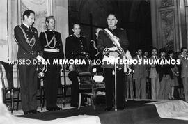 Pinochet esperando el saludo de la Iglesia Católica, Catedral de Santiago, Tedeum, 18 de septiembre