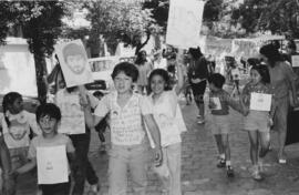 Niños protestando