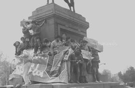 Estudiantes encadenados al Monumento de Manuel Baquedano