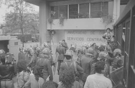 Protesta afuera de la Universidad de Chile