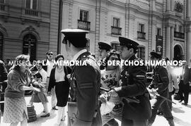 JOVEN ES LLEVADO PRESO, manifestación en Plaza de Armas de Santiago.