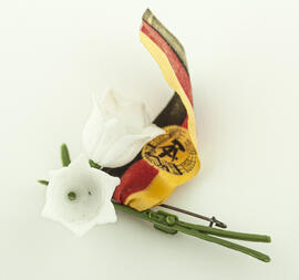 Flores plásticas blancas con la bandera de Alemania oriental