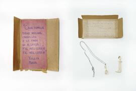 Caja de cartón y colgantes de hueso