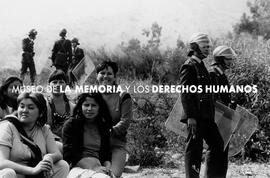 HAY SONRISAS EN TOMA de terrenos Juan Pablo II, 2 de abril 1987.