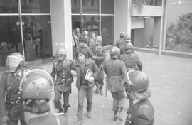 Carabineros en campo universitario