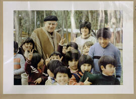 Cardenal Silva Henríquez con niños