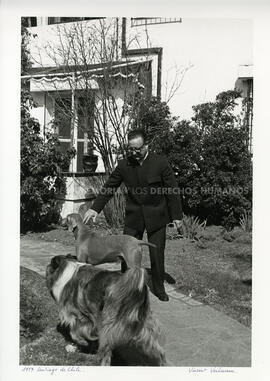 Salvador Allende con sus dos perros.