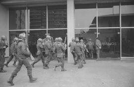 Carabineros entrando al campo universitario