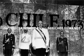 Cantando La Canción Nacional, aniversario de la Constitución, Edificio Diego Portales, Santiago.