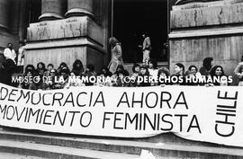 Movimiento Feminista en el frontis de la Biblioteca Nacional en una de las primeras protestas nac...