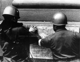 Militares instalando cartel sobre detenidos