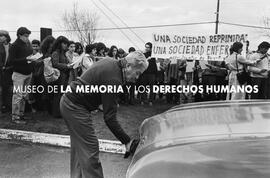 LIMPIANDO EL AUTO, protesta de estudiantes de Psicología, Santiago.