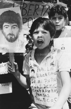 Niño protestando