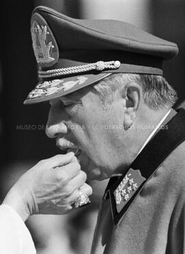Gral. Augusto Pinochet comulga en la Escuela Militar