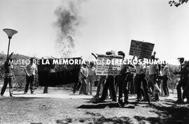 "Marxistas hijos de perra", quemando bandera del MIR, costado del Río Mapocho, Santiago.