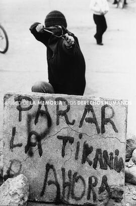 PARA LA TIRANÍA AHORA, mujer con honda, toma Puente Alto, Santiago, 21 de noviembre 1984.