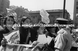 LAS VIUDAS Y UNA DE LAS HIJAS de los profesionales degollados frente al Palacio de La Moneda, San...