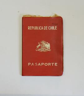 Pasaporte forro rojo con letras doradas