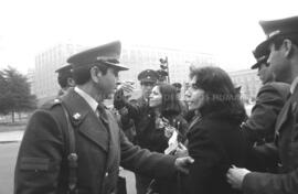 Carabineros discipando mujeres