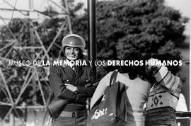 SONRISA Y CUSTODIA DE TORRE DE ALTA TENSIÓN, población de Santiago.