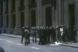 Prisioneros saliendo de La Moneda