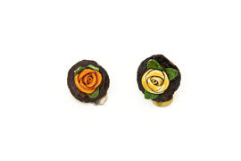 Aros de flores naranja y amarilla