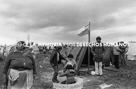 BANDERA CHILENA, mujer, hombre y niños, toma de terrenos Cardenal Silva Henríquez, octubre 1983.