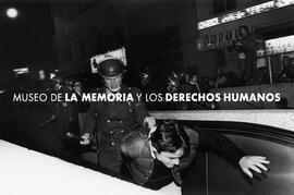 Bajada al metro, Marcha del Hambre, 6 de octubre 1983, Alameda Bernardo O'Higgins, Santiago.