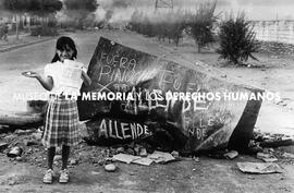 NIÑA EN POBLACIÓN de Santiago en una de las protestas nacionales