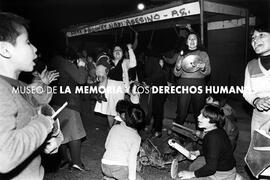 EN FAMILIA, "Fuera Pinochet Asesino", protesta nacional, 8 de septiembre 1983.