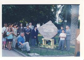 Fotografía memorial Plaza San Fernando, grupo de personas, 2001
