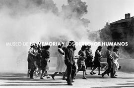 GENTE Y BOMBAS LACRIMOGENAS, protesta mujeres por la vida, Santiago.