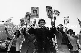 FAMILIARES DE DETENIDOS /AS DESAPARECIDOS/AS entre La Moneda y el Altar de la Patria, Alameda Ber...
